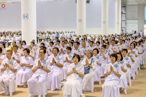 ภาพ No.233786:วันเสาร์ที่ 19 กรกฎาคม พ.ศ.2568 วันมหารำลึก ครั้งที่ 35 พิธีรำลึกถึงนักสร้างบารมี , พิธีสวดพระพุทธมนต์ , พิธีทอดผ้าบังสกุลและถวายไทยธรรม วัดพระธรรมกาย