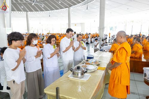 ภาพ No.165797:พิธีถวายภัตตาหารเมนูสวรรค์ วันที่ 26 ตุลาคม พ.ศ. 2567 ณ หอฉันคุณยายอาจารย์ฯ วัดพระธรรมกาย