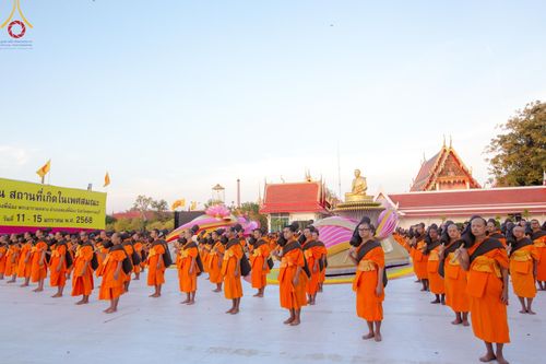 ภาพ No.194197:พระธรรมยาตราปฏิบัติธรรม และถ่ายภาพหมู่ประวัติศาสตร์ ณ วัดสองพี่น้อง ต.ต้นตาล อ.สองพี่น้อง จ.สุพรรณบุรี ในโครงการธรรมยาตรา กตัญญูบูชา มหาปูชนียาจารย์ พระมงคลเทพมุนี(สด จนฺทสโร) พระผู้ปราบมาร อนุสรณ์สถาน 7 แห่ง ปีที่ 13 วันที่ 12 มกราคม พ.ศ. 2568