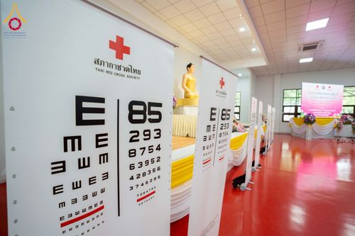 ภาพ No.230365:วันจันทร์ที่ 30 มิถุนายน พ.ศ. 2568 เจ้าอาวาสวัดพระธรรมกาย เยี่ยมอนุโมทนาให้กำลังใจ บุคลากรทางการแพทย์-เจ้าหน้าที่ผู้ปฏิบัติงาน โครงการรถตัดแว่นสายตาเคลื่อนที่สภากาชาดไทย เพื่อเด็กนักเรียนในชนบท พื้นที่จังหวัดปทุมธานี