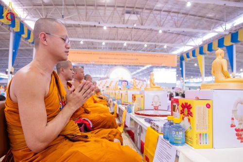 ภาพ No.59965:พิธีเจริญพระพุทธมนต์ "ฉลองอายุวัฒนมงคล 80 ปี หลวงพ่อธัมมชโย" พิธีถวายไทยธรรม คณะสงฆ์ 10,000 กว่าวัดทั่วประเทศ ในวันคุ้มครองโลก วันจันทร์ที่ 22 เมษายน พ.ศ. 2567 ณ สภาธรรมกายสากล วัดพระธรรมกาย จ.ปทุมธานี