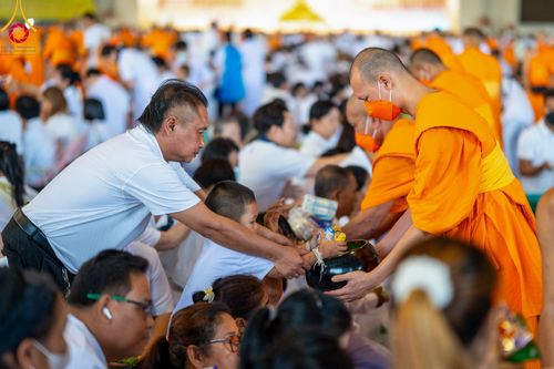 ภาพ No.92130:พิธีตักบาตร ในวันทอดกฐินสามัคคี ประจำปีพุทธศักราช 2566 วันอาทิตย์ต้นเดือนที่ 5 พฤศจิกายน พ.ศ. 2566 ณ สภาธรรมกายสากล วัดพระธรรมกาย จ.ปทุมธานี