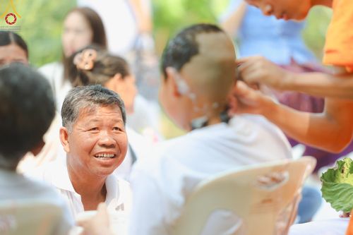 ภาพ No.135068: พิธีบรรพชาสามเณร  พิธีตักบาตรฉลองสามเณรใหม่ วันที่ 1 เมษายน พ.ศ.2567 ในโครงการบรรพชาสามเณรฟื้นฟูพระพุทธศาสนาทั่วไทย ณ ศูนย์ปฏิบัติธรรมแก้วเมืองเลย