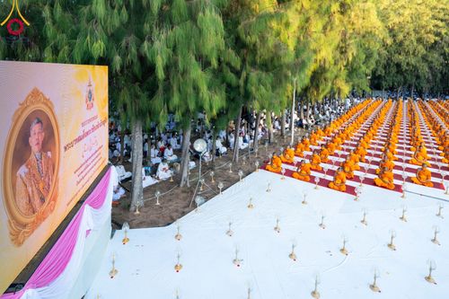 ภาพ No.107135:พิธีจุดประทีปถวายเป็นพุทธบูชา และบูชาธรรมมหาปูชนียาจารย์ ในโครงการธรรมยาตรากตัญญูบูชา มหาปูชนียาจารย์ พระมงคลเทพมุนี(สด จนฺทสโร) พระผู้ปราบมาร  อนุสรณ์สถาน 7 แห่ง ปีที่ 12  วันที่ 6 มกราคม พ.ศ. 2567 ณ อนุสรณ์สถานมหาวิหารพระมงคลเทพมุนี อ.สองพี่น้อง จ.สุพร