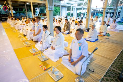 ภาพ No.193736:สาธุชนถวายภัตตาหารเป็นสังฆทาน แด่พระธรรมยาตรา ณ อนุสรณ์สถานมหาวิหารพระมงคลเทพมุนี (โลตัสแลนด์) อ.สองพี่น้อง จ.สุพรรณบุรี ในโครงการธรรมยาตรา กตัญญูบูชา มหาปูชนียาจารย์ พระมงคลเทพมุนี(สด จนฺทสโร) พระผู้ปราบมาร ปีที่ 13 วันที่ 12 มกราคม พ.ศ.2568