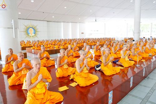 ภาพ No.248542:วันที่ 27 กันยายน พ.ศ. 2568 พิธีถวายเมนูสวรรค์เพื่อการบรรลุธรรม ณ หอฉันคุณยายอาจารย์ฯ วัดพระธรรมกาย