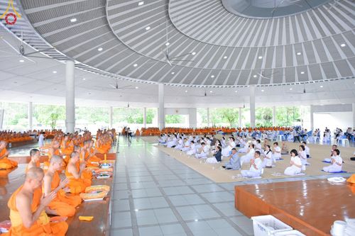 ภาพ No.144634:ชาวอำเภอคลองหลวง จังหวัดปทุมธานี ถวายเทียนพรรษามหามงคล เนื่องในเทศกาลเข้าพรรษา ประจำปี 2567 แด่คณะสงฆ์วัดพระธรรมกาย  วันพฤหัสบดีที่ 18 กรกฎาคม พ.ศ. 2567