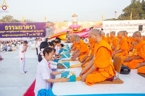 ภาพ No.112719:พิธีตักบาตรพระธรรมยาตราฯ ณ วัดสองพี่น้อง จ.สุพรรณบุรี วันที่ 15 มกราคม พ.ศ. 2567