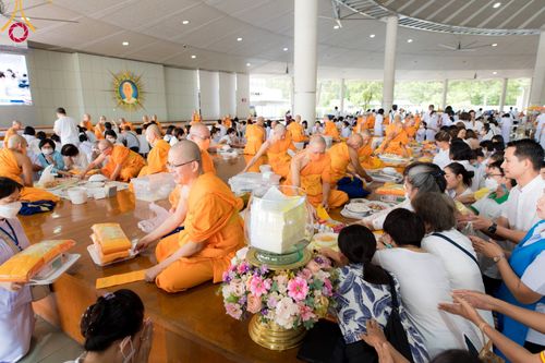 ภาพ No.100167:พิธีบุพเปตพลี  ครั้งที่ 143 วันที่ 27 พฤศจิกายน พ.ศ. 2566 วันพระ ขึ้น 15 ค่ำ เดือน 12 ณ หอฉันคุณยายอาจารย์ฯ วัดพระธรรมกาย