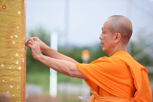 ภาพ No.84394:พิธีทอดผ้าป่า พิธีอัญเชิญปฐมรัตนปฐวี และพิธีตอกเสาเข็มต้นสุดท้าย เพื่อสถาปนาอาคาร 80 ปี หลวงพ่อธัมมชโย ณ ศูนย์ปฏิบัติธรรมวิหารแดง ตำบลเจริญธรรม อำเภอวิหารแดง จ.สระบุรี  วันที่ 23 กรกฎาคม พ.ศ. 2566