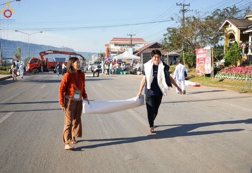 ภาพ No.106823:พิธีตักบาตรพระ ๒๐๐ รูป  "สร้างบุญใหญ่ ส่งท้ายปีเก่า ต้อนรับปีใหม่ ๒๕๖๗" วันอาทิตย์ที่ ๓๑ ธันวาคม ๒๕๖๖ ณ ถนนหน้าที่ว่าการอำเภอภูเรือ อำเภอภูเรือ จังหวัดเลย