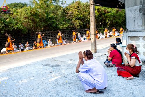 ภาพ No.107879:พิธีต้อนรับพระธรรมยาตรา ในโครงการธรรมยาตรากตัญญูบูชา มหาปูชนียาจารย์ พระมงคลเทพมุนี(สด จนฺทสโร) พระผู้ปราบมาร อนุสรณ์สถาน 7 แห่ง ปีที่ 12 วันที่ 7 มกราคม พ.ศ. 2567 ณ อนุสรณ์สถานคลองบางนางแท่น  อ.สามพราน จ.นครปฐม