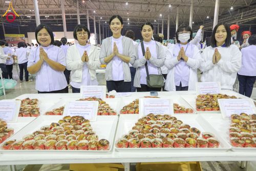 ภาพ No.204307:พิธีถวายภัตตาหารเป็นสังฆทาน แด่พระธรรมยาตรา ณ วัดพระธรรมกาย ตำบลคลองสาม อำเภอคลองหลวง จังหวัดปทุมธานี ในโครงการธรรมยาตรา กตัญญูบูชา มหาปูชนียาจารย์ พระมงคลเทพมุนี(สด จนฺทสโร) พระผู้ปราบมาร อนุสรณ์สถาน 7 แห่ง ปีที่ 13 วันที่ 31 มกราคม พ.ศ. 2568