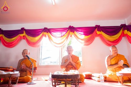 ภาพ No.197465:พิธีทอดผ้าป่าทำนุบำรุงศาสนสถาน ณ วัดโบสถ์(บน) ตำบลบางคูเวียง อำเภอบางกรวย จังหวัดนนทบุรี ในโครงการธรรมยาตรา กตัญญูบูชา มหาปูชนียาจารย์ พระมงคลเทพมุนี(สด จนฺทสโร) พระผู้ปราบมาร อนุสรณ์สถาน 7 แห่ง ปีที่ 13 วันที่ 17 มกราคม พ.ศ. 2568