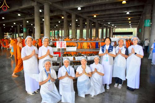 ภาพ No.219293:บรรยากาศการเดินทางเข้าวัดพระธรรมกาย , การต้อนรับปฏิสันถาร , การฉันภัตตาหารเช้า , การลงทะเบียนพระสังฆาธิการ  เนื่องในวันคุ้มครองโลก พิธีถวายมหาสังฆทานคณะสงฆ์ 40,000 กว่าวัดทั่วประเทศ ณ วัดพระธรรมกาย