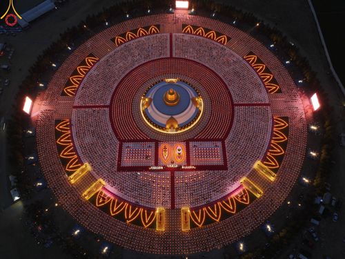 ภาพ No.200625:พิธีจุดประทีปถวายเป็นพุทธบูชา และบูชาธรรมมหาปูชนียาจารย์ ณ อนุสรณ์สถานบางปลา วัดบางปลา อำเภอบางเลน จังหวัดนครปฐม ในโครงการธรรมยาตรา กตัญญูบูชา มหาปูชนียาจารย์ พระมงคลเทพมุนี(สด จนฺทสโร) พระผู้ปราบมาร อนุสรณ์สถาน 7 แห่ง ปีที่ 13 วันที่ 23 มกราคม พ.ศ. 2568