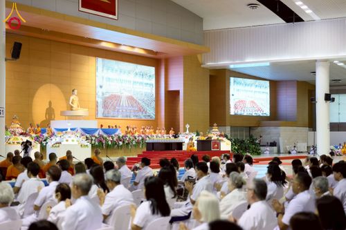 ภาพ No.232037:วันอาทิตย์ที่ 6 กรกฏาคม พ.ศ. 2568 พิธีตักบาตร ข้าวสารอาหารแห้ง  พิธีบูชาข้าวพระ สัมมนาพิเศษราชเหล็ก ณ สภาธรรมกายสากล วัดพระธรรมกาย