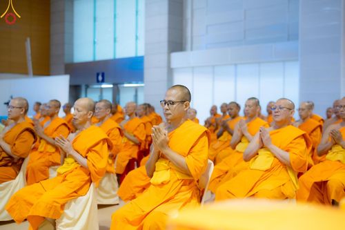 ภาพ No.146108:วันมหารำลึก ครั้งที่ 34 พิธีร่วมรำลึกถึงนักสร้างบารมีที่ล่วงลับไปแล้ว , พิธีสวดพระพุทธมนต์ ณ ห้องแก้วสารพัดนึก 1 วัดพระธรรมกาย วันเสาร์ที่ 27 กรกฎาคม พ.ศ. 2567