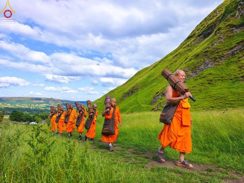 คณะสงฆ์และสามเณร วัดพระธรรมกายแมนเชสเตอร์  สหราชอาณาจักร จัดเดินธรรมยาตราที่ Peak District National Park , New Mills central , Upper Derwent Visitor Centre, Hope Valley วันอังคารที่ 6 สิงหาคม พ.ศ. 2567