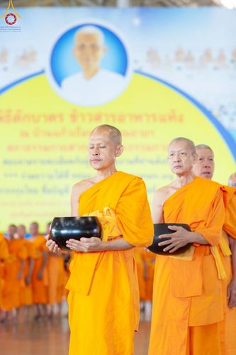 ภาพ No.221994:วันที่ 4 พฤษภาคม พ.ศ. 2568 พิธีตักบาตร เนื่องในวันอาทิตย์ต้นเดือน ณ บ้านแก้วเรือนทองคุณยายฯ วัดพระธรรมกาย