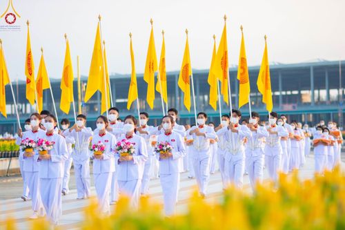 ภาพ No.101440:พิธีเวียนประทักษิณ, พิธีวันทาเจดีย์, พิธีขอขมาและมอบผ้าไตร ในโครงการอุปสมบทหมู่ รุ่นบูชาธรรมมหาปูชนียาจารย์ ณ วัดพระธรรมกาย ในวันที่ 9 ธันวาคม พ.ศ. 2566