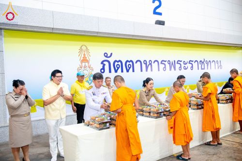 ภาพ No.208802:พระบาทสมเด็จพระเจ้าอยู่หัวทรงพระกรุณาโปรดเกล้าฯ พระราชทานภัตตาหารพระราชทาน แด่พระภิกษุ สามเณร ในการสอบบาลีสนามหลวง ณ วัดพระธรรมกาย วันที่ 22 กุมภาพันธ์ พ.ศ. 2568 ณ วัดพระธรรมกาย อำเภอคลองหลวง จังหวัดปทุมธานี