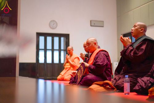 ภาพ No.327698:วันที่ 1-6 พฤษภาคม พ.ศ.2569 ต้อนรับชาวต่างชาติ พระภิกษุ คณะชาวเมียนมาร์  อุบาสิกาชาวอินเดีย เยี่ยมชมวัดพระธรรมกายและสักการะพระมหาธรรมกายเจดีย์