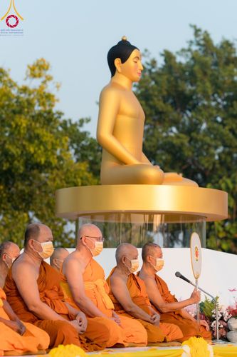 ภาพ No.101837:ตักบาตรพระ 10,000 รูป เติมบุญให้แผ่นดิน เนื่องในโอกาส 192 ปี จังหวัดกาญจนบุรี หนึ่งในโครงการตักบาตรพระ 2,000,000 รูป  77 จังหวัดทุกวัดทั่วไทย วันจันทร์ที่ 11 ธันวาคม พ.ศ. 2566 บริเวณถนนสองแคว (SKY WALK) เมืองกาญจนบุรี