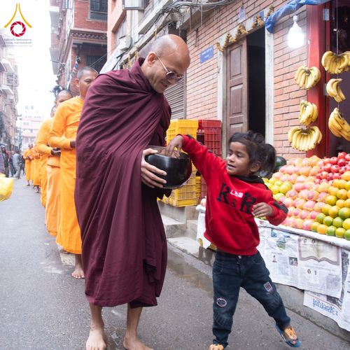 ภาพ No.132555:สามเณรเนปาล บิณฑบาต ย่านทาเมล เมืองกาฐมาณฑุ และเมืองปาฏัน ในโครงการบรรพชา 1,250 รูป ประเทศเนปาล วันที่ 20 มีนาคม พ.ศ. 2567