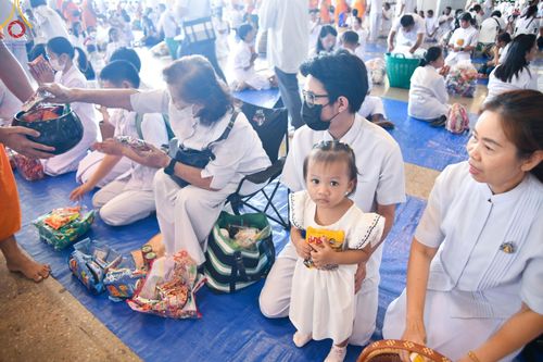 ภาพ No.143412:พิธีตักบาตร ข้าวสารอาหารแห้ง ณ บ้านแก้วเรือนทองคุณยายฯ และ พิธีบูชาข้าวพระ  ณ สภาธรรมกายสากล วัดพระธรรมกาย วันอาทิตย์ที่ 7 กรกฎาคม พ.ศ. 2567