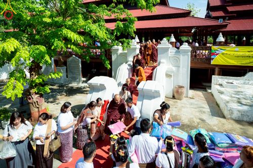 ภาพ No.220121:วันพุธที่ 16 เมษายน พ.ศ. 2568 วัดพระธรรมกายถวายมหาสังฆทาน มอบสิ่งของและทุนทรัพย์กว่า 4 ล้านบาท บรรเทาทุกข์ 181 วัดแผ่นดินไหวเมียนมา