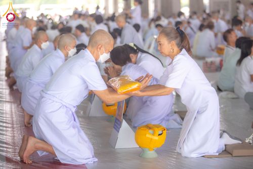 ภาพ No.62749:พิธีขอขมามอบผ้าไตร ในโครงการอุปสมบทหมู่ บูชาธรรมหลวงพ่อธัมมชโย พ.ศ.2567  โครงการอุปสมบทหมู่ธรรมทายาท ระดับอุดมศึกษา รุ่นที่51 (ภาคฤดูร้อน) โครงการบวชพระนานาชาติ AEC และ WAB รุ่นผู้บริหาร(รุ่นที่2) ณ ลานธรรม พระมหาธรรมกายเจดีย์ วันที่ 13 เมษายน พ.ศ. 2567
