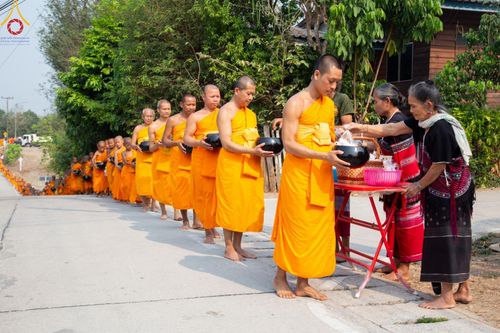 ภาพ No.137000:Photo Story  มหัศจรรย์วัดดงดินแดง Episode 5 กิจกรรมถ่ายภาพหมู่ประวัติศาสตร์ และตักบาตรฉลองพระ-เณรกว่า 500 รูป วันที่ 6 เมษายน พ.ศ. 2567