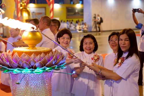 ภาพ No.223980:วันวิสาขบูชา วันอาทิตย์ที่ 11 พฤษภาคม พ.ศ. 2568 พิธีจุดวิสาขประทีป ,  พิธีเวียนประทักษิณรอบพระมหาธรรมกายเจดีย์ , พิธีฉลองชัยสวดมนต์บทธัมมจักกัปปวัตตนสูตร ครบ 7,357,000,000 จบ ณ มหารัตนวิหารคด วัดพระธรรมกาย