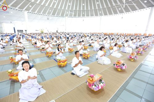 ภาพ No.162150:พิธีถวายภัตตาหารเมนูสวรรค์ เนื่องในวันออกพรรษา (ขึ้น 15 ค่ำ เดือน 11) วันพฤหัสบดีที่ 17 ตุลาคม พ.ศ. 2567 ณ หอฉันคุณยายอาจารย์ฯ วัดพระธรรมกาย