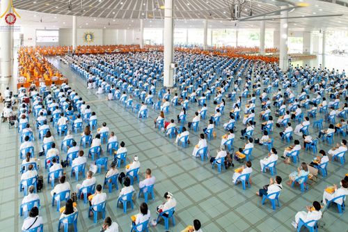 ภาพ No.205700:พิธีสวดพระพุทธมนต์ และถวายภัตตาหารเมนูสวรรค์แด่พระภิกษุ สามเณร วันจันทร์ที่ 3 กุมภาพันธ์ พ.ศ. 2568 ณ หอฉันคุณยายอาจารย์ฯ วัดพระธรรมกาย