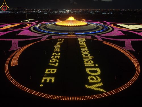 ภาพ No.150324:พิธีจุดประทีป และพิธีฉลองชัยสวดมนต์ บทธัมมจักกัปปวัตตนสูตร ครบ 6,668,272,727 จบ เนื่องในวันธรรมชัย 27 สิงหาคม พ.ศ. 2567 ณ มหารัตนวิหารคด วัดพระธรรมกาย