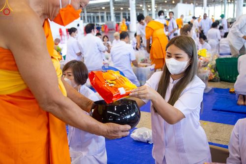 ภาพ No.89466:พิธีตักบาตร ข้าวสารอาหารแห้ง พิธีบูชาข้าวพระ และพิธีจุดเทียนใจ ไฟนิรันดร์  อนันตชัย ณ สภาธรรมกายสากล วัดพระธรรมกาย วันอาทิตย์ที่ 1 ตุลาคม พ.ศ. 2566