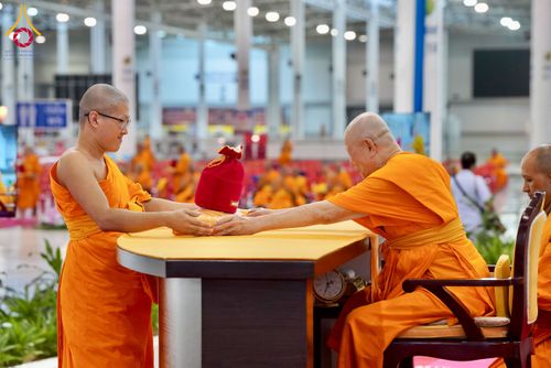 ภาพ No.237458:วันอาทิตย์ที่ 10 สิงหาคม พ.ศ.2568 พิธีมอบใบประกาศเกียรติคุณ โครงการสอบบาลี "ฉลองแชมป์" บูชาธรรม 80 ปี หลวงพ่อธัมมชโย ประจำปี 2568 และ พิธีมอบดวงแก้วสามเณรทรงบาลีไวยากรณ์ ณ สภาธรรมกายสากล วัดพระธรรมกาย ปทุมธานี