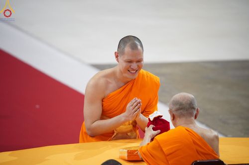 ภาพ No.153214:พิธีมุทิตาสักการะ พระภิกษุ-สามเณร ผู้สอบไล่ได้เปรียญธรรม ประโยค 1-2 ถึงประโยค ป.ธ.9 และบาลีศึกษา ประโยค1-2 ถึง บ.ศ.9 , พิธีมอบดวงแก้วสามเณรผู้ทรงบาลีไวยากรณ์ วัดพระธรรมกาย และ ศูนย์ส่งเสริมศีลธรรมในประเทศและต่างประเทศ วันอาทิตย์ที่ 8 กันยายน พ.ศ.2567