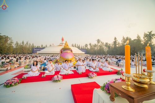 ภาพ No.110262:พิธีตักบาตรพระธรรมยาตราฯ ในโครงการธรรมยาตรากตัญญูบูชา มหาปูชนียาจารย์ พระมงคลเทพมุนี(สด จนฺทสโร) พระผู้ปราบมาร ปีที่ 12 ณ อนุสรณ์สถานลำดับที่ 2 สถานที่ตั้งมโนปณิธานบวชตลอดชีวิต อนุสรณ์สถานบางนางแท่น จ.นครปฐม วันที่ 11 มกราคม พ.ศ. 2567