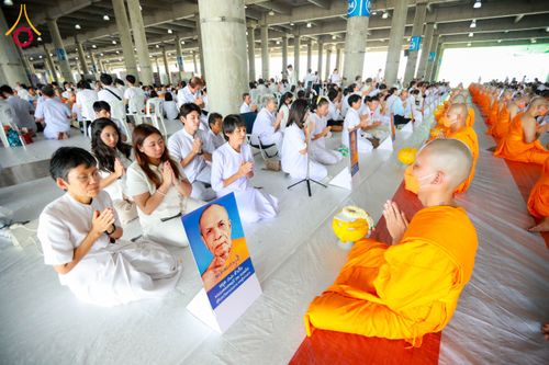 ภาพ No.62577:พิธีถวายบาตรเเละไทยธรรม ในโครงการอุปสมบทหมู่ บูชาธรรมหลวงพ่อธัมมชโย พ.ศ.2567 ณ ลานธรรม พระมหาธรรมกายเจดีย์ วันที่ 13 เมษายน พ.ศ.2567