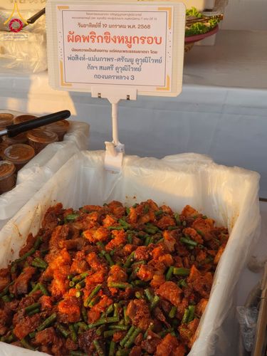 ภาพ No.197948:สาธุชนถวายภัตตาหารเป็นสังฆทาน แด่พระธรรมยาตรา ณ วัดโบสถ์(บน) ตำบลบางคูเวียง อำเภอบางกรวย จังหวัดนนทบุรี ในโครงการธรรมยาตรา กตัญญูบูชา มหาปูชนียาจารย์ พระมงคลเทพมุนี(สด จนฺทสโร) พระผู้ปราบมาร อนุสรณ์สถาน 7 แห่ง ปีที่ 13 วันที่ 19 มกราคม พ.ศ. 2568