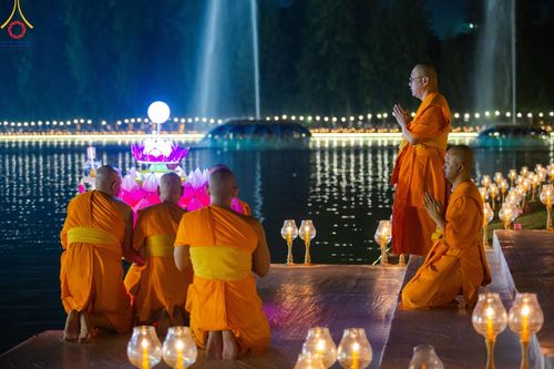 ภาพ No.170316:พิธีลอยกระทงธรรม ณ สระเศรษฐีทะเลบุญ มหาวิหารพระมงคลเทพมุนีฯ วัดพระธรรมกาย วันศุกร์ที่ 15 พฤศจิกายน พ.ศ.2567 (วันเพ็ญ 15 ค่ำ เดือน 12)