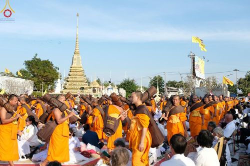 ภาพ No.193424:พิธีต้อนรับพระธรรมยาตรา ณ อนุสรณ์สถาน สถานที่เกิดในเพศสมณะ วัดสองพี่น้อง อำเภอสองพี่น้อง จังหวัดสุพรรณบุรี ในโครงการธรรมยาตรา กตัญญูบูชา มหาปูชนียาจารย์ พระมงคลเทพมุนี(สด จนฺทสโร) พระผู้ปราบมาร อนุสรณ์สถาน 7 แห่ง ปีที่ 13 วันที่ 11 มกราคม พ.ศ. 2568