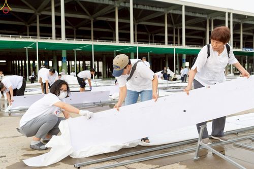 ภาพ No.225222:วันที่ 20 - 27 เมษายน พ.ศ. 2568 "ภาพแห่งความปลื้มที่ไม่มีวันจบ" คณะสงฆ์สามเณร เจ้าหน้าที่ และสาธุชน ร่วมแรงร่วมใจกันเตรียมงานและเก็บงาน เพื่อวันคุ้มครองโลก พิธีถวายมหาสังฆทานคณะสงฆ์ 40,000 กว่าวัดทั่วประเทศ