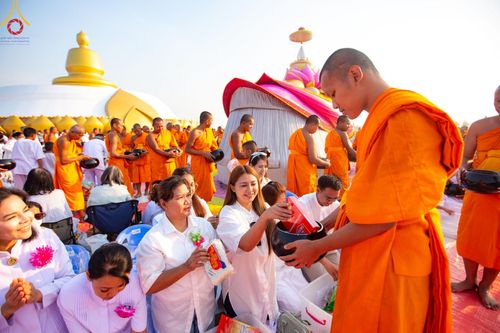 ภาพ No.201193:พิธีตักบาตรพระธรรมยาตรา ณ อนุสรณ์สถานลำดับที่ 5 สถานที่เผยแผ่วิชชาธรรมกายครั้งแรก อนุสรณ์สถานบางปลา วัดบางปลา อำเภอบางเลน จังหวัดนครปฐม ในโครงการธรรมยาตรา กตัญญูบูชา มหาปูชนียาจารย์ พระมงคลเทพมุนี(สด จนฺทสโร) พระผู้ปราบมาร อนุสรณ์สถาน 7 แห่ง ปีที่ 13