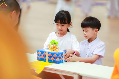 ภาพ No.153362:พิธีมุทิตาสักการะ พระภิกษุ-สามเณร ผู้สอบไล่ได้เปรียญธรรม ประโยค 1-2 ถึงประโยค ป.ธ.9 และบาลีศึกษา ประโยค1-2 ถึง บ.ศ.9 , พิธีมอบดวงแก้วสามเณรผู้ทรงบาลีไวยากรณ์ วัดพระธรรมกาย และ ศูนย์ส่งเสริมศีลธรรมในประเทศและต่างประเทศ วันอาทิตย์ที่ 8 กันยายน พ.ศ.2567