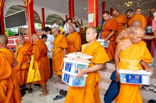 ภาพ No.234547:วันพฤหัสบดีที่ 24 กรกฎาคม พ.ศ. 2568 พิธีถวายสังฆทานแก่คณะสงฆ์ 323 วัด , พิธีมอบกองทุนหนุนแรงใจช่วยครูใต้ , พิธีทำบุญส่วนกุศลแด่ผู้วายชนม์ ในเหตุการณ์ความไม่สงบ 4 จังหวัด ชายแดนภาคใต้ (ปัตตานี , ยะลา , นราธิวาส , สงขลา) ปีที่ 21 ครั้งที่ 179 ณ วัดเวฬุวัน 