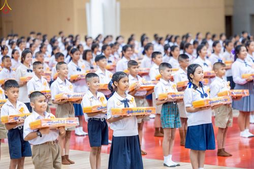 ภาพ No.246083:วันเสาร์ที่ 13 กันยายน พ.ศ. 2568 พิธีมอบผ้าไตรประธานกฐินสัมฤทธิ์เด็กดี V-Star ณ สภาธรรมกายสากล วัดพระธรรมกาย